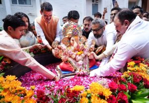 मुख्यमंत्री देवेंद्र फडणवीस यांच्या 'वर्षा' निवासस्थानी बाप्पाला निरोप!