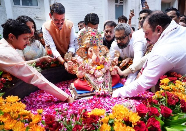 मुख्यमंत्री देवेंद्र फडणवीस यांच्या 'वर्षा' निवासस्थानी बाप्पाला निरोप!