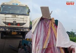 Mumbai Pune Expressway Accident :  मुंबई-पुणे एक्स्प्रेस वेवर गणेशमूर्तीच्या वाहनाला टँकरची धडक; 4 जण जखमी