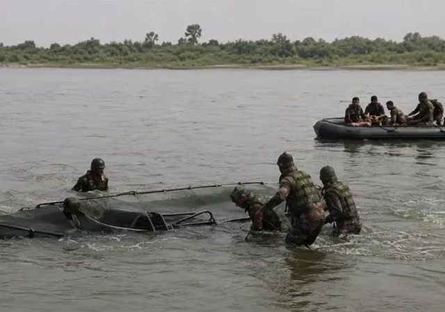 Indian Army : भारतीय सैन्याचे दोन जवान शहीद, नदीत वाहून गेले