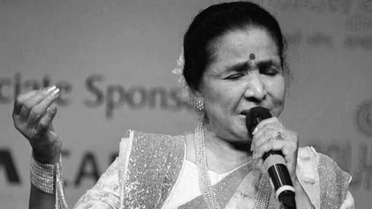 Asha Bhosle : गाणं प्रचंड लोकप्रिय ! गाण्यासाठी आशा भोसले यांनी श्वास रोखला होता, पण रेडिओवर झालं होतं बॅन