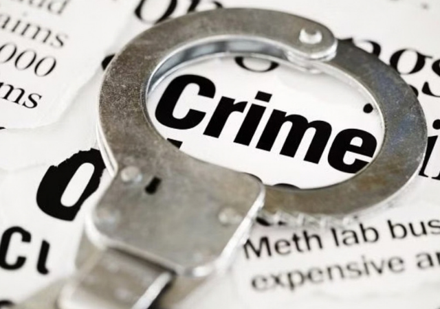 Jalgaon Crime : मोबाईल चार्जिंगच्या बहाण्याने घरात आला अन् महिलेच्या गळ्यावर ब्लेडने वार केले ; रक्ताच्या थारोळ्यात...