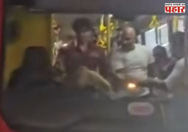 Dadar BEST Driver : दादरच्या टिळक पुलाजवळ ट्रॅफिक जॅममधून वाट दिली नाही म्हणून BEST चालकाला मारहाण; व्हायरल व्हिडिओने खळबळ