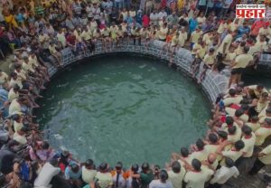 Kurdus Dahi Handi : ना मोठे मानवी मनोरे, ना नेहमीची पद्धत; विहिरीत उडी घेत कुर्डुसमध्ये फोडतात दहीहंडी, पहा व्हिडिओ