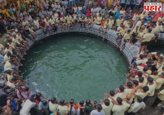 Kurdus Dahi Handi : ना मोठे मानवी मनोरे, ना नेहमीची पद्धत; विहिरीत उडी घेत कुर्डुसमध्ये फोडतात दहीहंडी, पहा व्हिडिओ