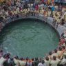 Kurdus Dahi Handi : ना मोठे मानवी मनोरे, ना नेहमीची पद्धत; विहिरीत उडी घेत कुर्डुसमध्ये फोडतात दहीहंडी, पहा व्हिडिओ