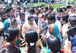 DCM Sunetra Pawar News: उपमुख्यमंत्री सुनेत्रा पवार यांच्याकडून परभणी जिल्ह्यातील दुष्काळसदृश परिस्थितीची पाहणी, शेतकऱ्यांच्या जाणून घेतल्या व्यथा