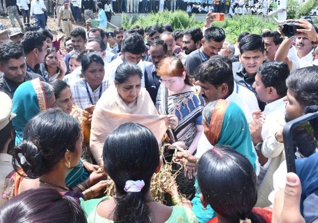 DCM Sunetra Pawar News: उपमुख्यमंत्री सुनेत्रा पवार यांच्याकडून परभणी जिल्ह्यातील दुष्काळसदृश परिस्थितीची पाहणी, शेतकऱ्यांच्या जाणून घेतल्या व्यथा