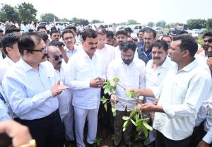 Maharashtra Farmer News: शेतकऱ्यांना पीक विमा, कर्जमुक्तीसह शासनच्या योजनांचा लाभ प्राधान्याने देणार, कृषीमंत्री दत्तात्रय भरणे यांची माहिती