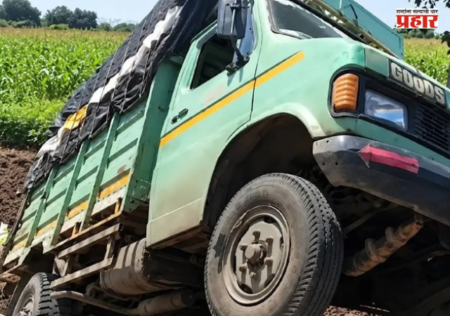 Jalgaon Accident News : शालेय पोषण आहाराचा टेम्पो उलटल्याने अपघात, दोन हमालांचा जागीच मृत्यू