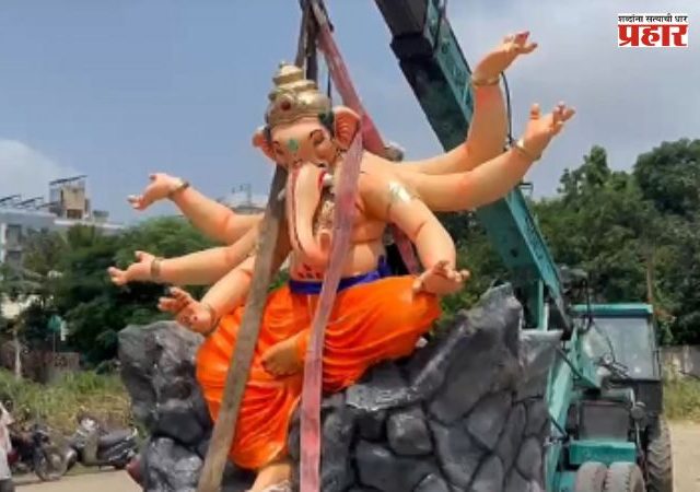 Jalgaon Ganeshotsav : स्थापनेआधीच बाप्पाचं विसर्जन! ४७ हजारांची १२ फुटी गणेशमूर्ती वाटेतच दुभंगली; कार्यकर्त्यांचा मूर्तिकारावर आरोप