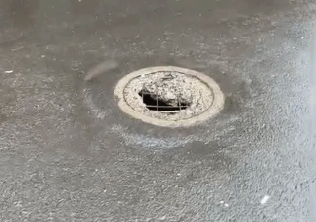 Mumbai Manhole Accident : सांताक्रुझमध्ये मॅनहोलमध्ये उतरलेल्या सफाई कामगाराचा मृत्यू