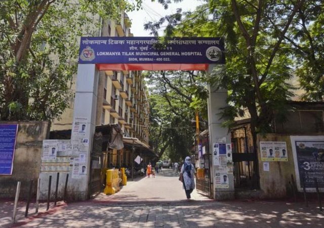 BMC Health Department : केईएम, शीव रुग्णालयातील एंडोस्कोपिक मशीन्सची खरेदी बाळगळली