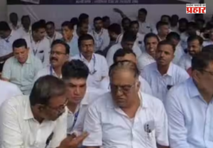 Nashik News : निलंबनाच्या कारवाईविरुद्ध नाशिक जिल्हाधिकारी कार्यालयासमोर ठिय्या, प्रांताधिकाऱ्याविरोधात 800 तलाठी अन् ग्रामसेवक एकवटले