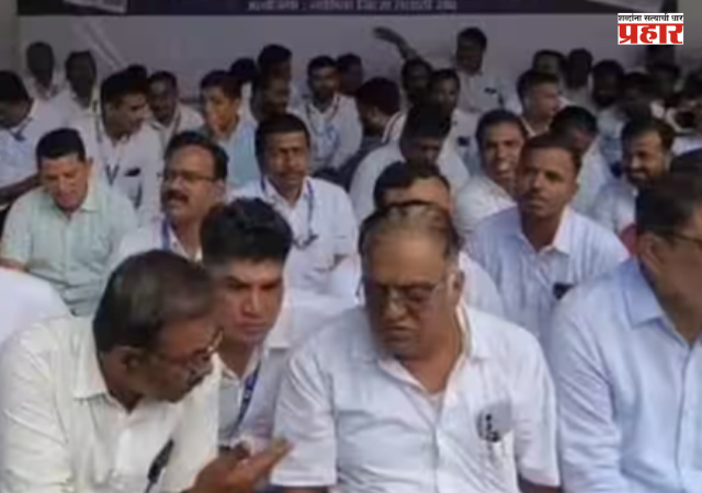 Nashik News : निलंबनाच्या कारवाईविरुद्ध नाशिक जिल्हाधिकारी कार्यालयासमोर ठिय्या, प्रांताधिकाऱ्याविरोधात 800 तलाठी अन् ग्रामसेवक एकवटले