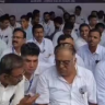 Nashik News : निलंबनाच्या कारवाईविरुद्ध नाशिक जिल्हाधिकारी कार्यालयासमोर ठिय्या, प्रांताधिकाऱ्याविरोधात 800 तलाठी अन् ग्रामसेवक एकवटले
