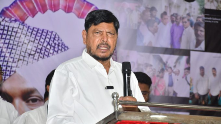 आपण कॉकरोच नाही पँथर आहोत, कॉकरोचवाल्यांची मगरुरी चांगली नाही - केंद्रीय राज्यमंत्री रामदास आठवले