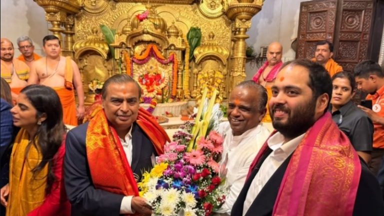 जिओच्या दमदार लिस्टिंगनंतर अंबानी कुटुंब सिद्धिविनायकाच्या चरणी; मुकेश अंबानींनी घेतले बाप्पाचे दर्शन