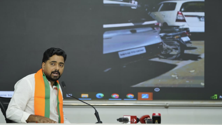 Navnath Ban On Rohit Pawar: रोहित पवारांच्या आंदोलनात विद्यार्थीच नाहीत;  नवनाथ बन यांनी व्हिडीओ दाखवत केली पोलखोल