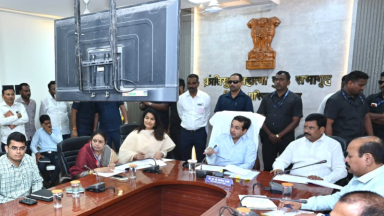 Nitesh Rane in Amravati: दुष्काळाच्या पार्श्वभूमीवर नितेश राणेंची आढावा बैठक; तलावातील गाळ काढण्याचे निर्देश