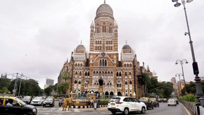 बोरिवलीत कोस्टल रोड बाधित 30 बांधकामांवर बुलडोझर, BMC प्रशासनाची धडक कारवाई