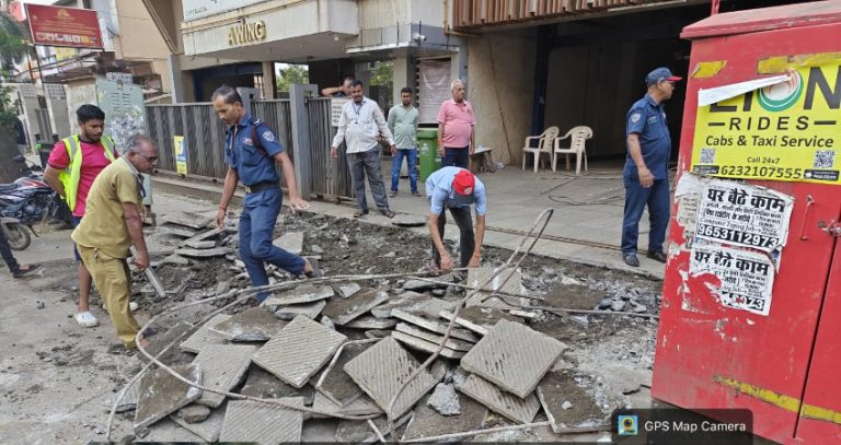 Mumbai Footpath Encroachment : पदपथांचा व्यावसायिक वापर करणाऱ्यांवर कठोर कारवाई करणार, महापालिका आयुक्तांनी दिले कारवाईचे थेट आदेश