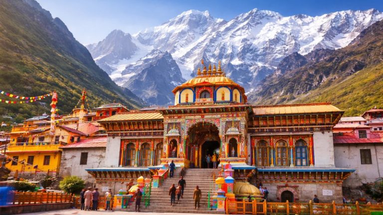 Badrinath Helicopter Crash: मोठी दुर्घटना! बद्रीनाथहून निघालाले हेलिकॉप्टर जोशीमठमध्ये कोसळले, पायलटसह 6 जण बेपत्ता