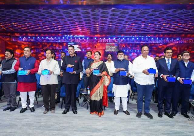 Maharashtra Investment Summit : राज्याच्या विकासाला मोठी गती! इन्व्हेस्टमेंट समिटमध्ये 8.57 लाख कोटींचे सामंजस्य करार