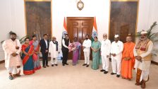 नाशिक सिंहस्थ कुंभमेळा! मुख्यमंत्री देवेंद्र फडणवीस यांनी राष्ट्रपती द्रौपदी मुर्मू यांना दिले ध्वजारोहणाचे अधिकृत आमंत्रण