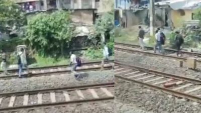 Central Railway Delayed Today : मुंबई लोकलचा बोजवारा! ओव्हरहेड वायरला आग अन् रिले रूममधील धुरामुळे मध्य रेल्वे विस्कळीत; संतापलेल्या प्रवाशांची रुळांवरून पायपीट
