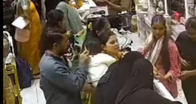 Bhopal Crime : धक्कादायक! भोपाळमध्ये 8 महिन्यांच्या चिमुरडीच्या गळ्यातील सोन्याची चैन चोरीला; सीसीटीव्ही फुटेज समोर