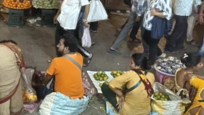 Dadar Station Hawkers : दादर रेल्वे स्थानकाला पुन्हा एकदा फेरीवाल्यांचा विळखा