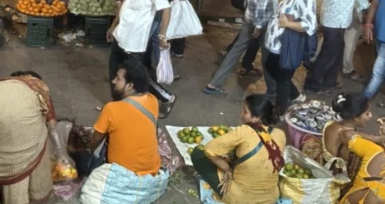 Dadar Station Hawkers : दादर रेल्वे स्थानकाला पुन्हा एकदा फेरीवाल्यांचा विळखा