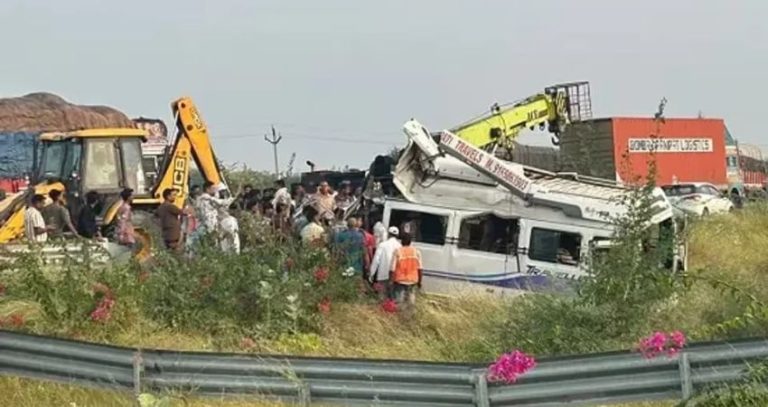 Delhi mumbai expressway Accident : दिल्ली-मुंबई एक्सप्रेसवेवर भीषण अपघात; खातूश्यामजीच्या दर्शनासाठी निघालेल्या ८ भाविकांचा मृत्यू, ९ जण गंभीर जखमी