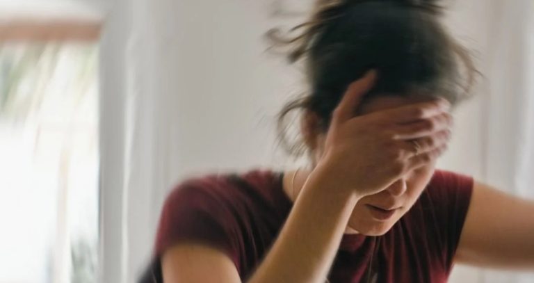 Health Tips : सकाळी अंथरुणातून उठताच चक्कर येते? दुर्लक्ष करू नका; जाणून घ्या कारणं आणि उपाय