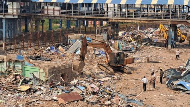Bandra News: वांद्रे रेल्वे स्थानकाची जागा अखेर मोकळी; गरीब नगरमधील 94 बांधकामांवर रेल्वेची कारवाई