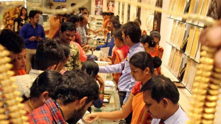 दसऱ्याच्या मुहूर्तावर आनंदाची बातमी, सोन्याच्या दरात घसरण, एक ग्रामसाठी किती मोजावे लागणार?