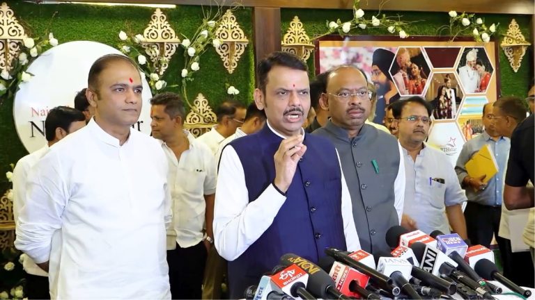 संविधान हातात घेऊन काँग्रेसचा संवैधानिक संस्थांना बदनाम करण्याचा प्रयत्न - मुख्यमंत्री देवेंद्र फडणवीस