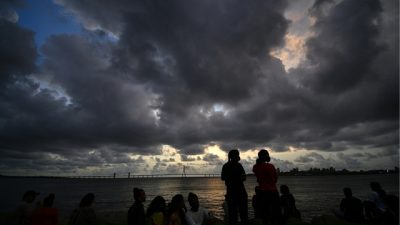 Weather Update : मान्सून गेला, घाम फुटला! महाराष्ट्रात उष्णतेचा तडाखा; 5 जिल्ह्यांसाठी 'यलो अलर्ट' जारी