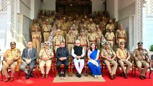 खाकीचा सन्मान! राज्यपाल जिष्णू देव वर्मा यांच्या हस्ते 103 पोलीस अधिकारी व जवानांना पदके प्रदान