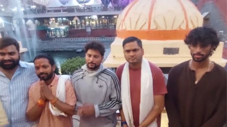 उज्जैनच्या महाकाल मंदिरात क्रिकेटपटूंचा वावर; तिलक वर्मा आणि कुलदीप यादव यांनी घेतली भस्म आरतीची अनुभूती