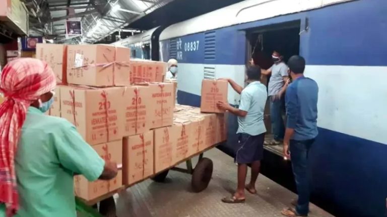 Railway News: ग्राहकांसाठी खुशखबर! मुंबईसह 8 शहरांमध्ये रेल्वेकडून थेट पार्सल घरपोच; स्टेशनवर जाण्याची कटकट गेली