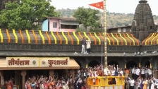 Nashik Kumbhmela : त्र्यंबकेश्वरमध्ये मुख्यमंत्र्यांच्या हस्ते धर्मध्वजारोहण, सिंहस्थ कुंभमेळ्याच्या धार्मिक पर्वाचा शुभारंभ