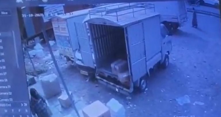 Latur Blast : लातूरमध्ये कुरिअरच्या टेम्पोत भीषण स्फोट; एक जण गंभीर जखमी, वाहनात बंदूक आढळल्याने खळबळ