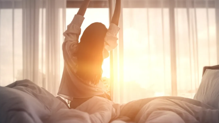 Morning routine : निरोगी राहण्यासाठी सकाळची फक्त 30  मिनिटे स्वतःला द्या ! दिवसभर राहाल फिट आणि तणावमुक्त