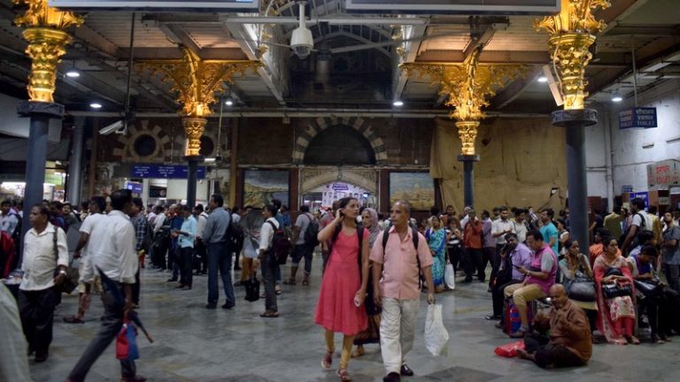 CSMT स्थानकातून एक वर्षाच्या चिमुरडीचं अपहरण, भीक मागण्यासाठी महिलेचा धक्कादायक प्रकार!