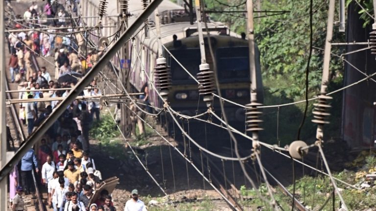 Mumbai Local Update: रविवारी मुंबई लोकलचा प्रवास कसा असेल? दिवसा दिलासा, मध्यरात्री जम्बो ब्लॉक! जाणून घ्या वेळ