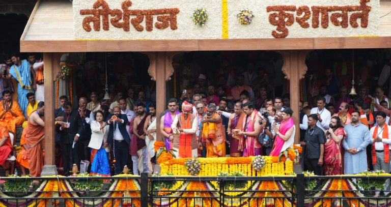 Simhastha Kumbh Mela : हर हर महादेव!' मुख्यमंत्री देवेंद्र फडणवीस यांच्या हस्ते त्र्यंबकेश्वरमध्ये सिंहस्थ कुंभमेळ्याचा धर्मध्वजारोहण सोहळा संपन्न