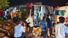 Nashik : नाशिक-वलसाड महामार्गावर भीषण अपघात ! सावळ घाटात खासगी बस उलटली; दोघांचा मृत्यू, सात प्रवासी जखमी