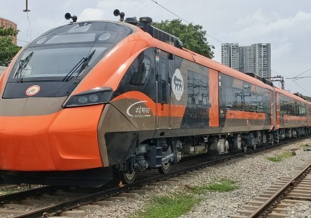 Surat- Udaipur Vande Bharat Express: पश्चिम रेल्वेवर सुरू होतेय नवीन वंदे भारत ट्रेन, 7 तास 30 मिनिटांमध्ये पूर्ण होईल प्रवास; पाहा, वेळ, थांबे, तिकीट दर!